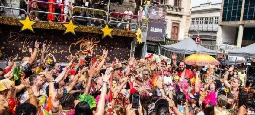 Blocos de pré-carnaval nas ruas em fevereiro.
