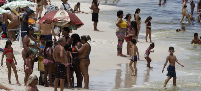 Banhistas se refrescam na praia