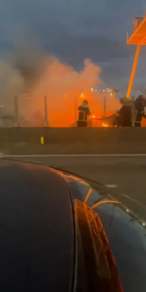 Carro pega fogo na Ponte Rio-Niterói 