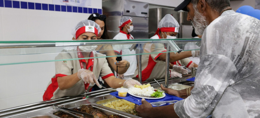 xada Fluminense hoje conta com três Restaurantes do Povo, além de 14 Cafés do Trabalhador e dois RJ Alimenta, atendendo todos os municípios da região com cerca de 16.750 refeições por dia - Foto: Rafael Campos xada Fluminense hoje conta com três Restaurantes do Povo, além de 14 Cafés do Trabalhador e dois RJ Alimenta, atendendo todos os municípios da região com cerca de 16.750 refeições por dia