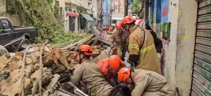 Bombeiros trabalham nos escombros do desabamento