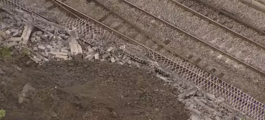 Muro desaba em cima dos trilhos da Linha 2 do metrô do Rio de Janeiro