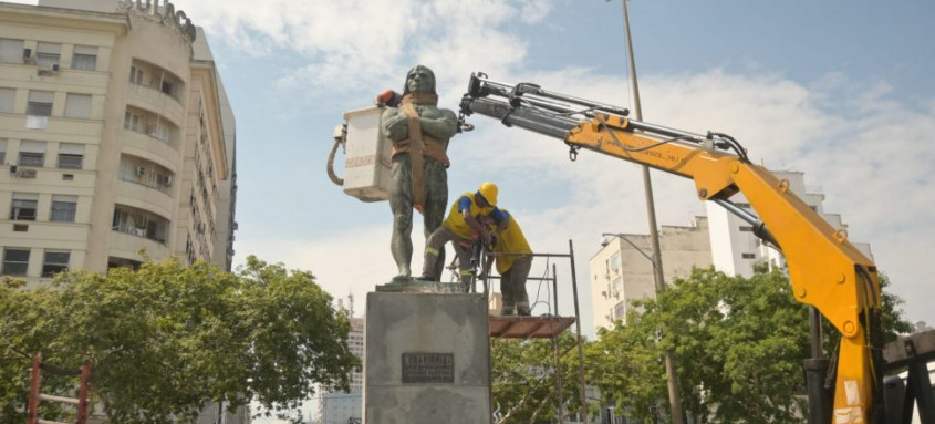 Obra reposiciona estátua de Arariboia para frente das águas da Baía de Guanabara