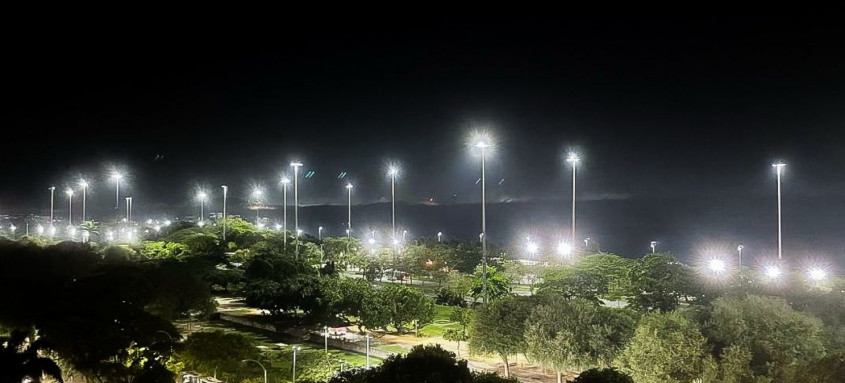 O projeto incluiu a substituição e instalação de 2.430 pontos de luz