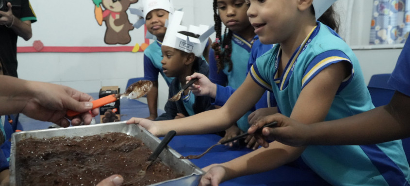 Alunos participam de oficina de brownie