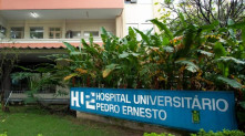 ntervenção foi realizada no dia 7 de abril na área de ginecologia e colocou o Hupe como referência no uso da tecnologia no SUS fluminense Reprodução