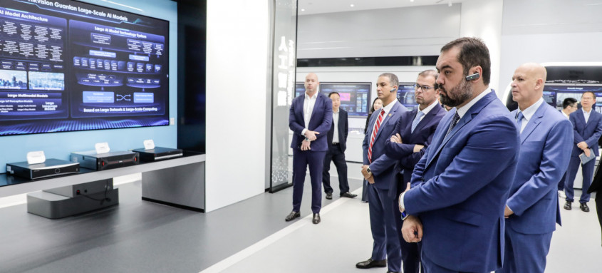 Castro fechou acordos na China com a Hikvision e a Dahua, líderes mundiais em soluções e serviços baseados em vídeo e análise de imagens - Foto: Ernesto Carriço Castro fechou acordos na China com a Hikvision e a Dahua, líderes mundiais em soluções e serviços baseados em vídeo e análise de imagens