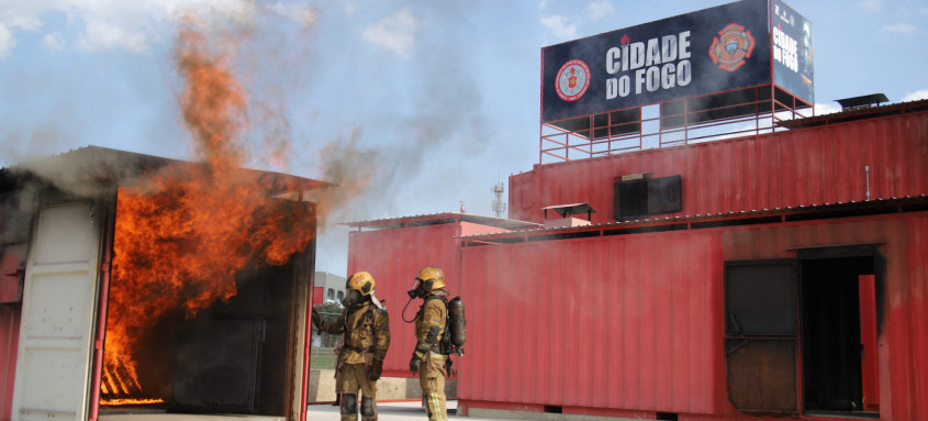 Cidade do Fogo do Corpo de Bombeiros Militar do Estado do Rio de Janeiro (CBMERJ) é composta por cinco fases que reproduzem situações reais de incêndios em edificações. - Foto: 2° Sargento Fraga/CBMERJ Cidade do Fogo do Corpo de Bombeiros Militar do Estado do Rio de Janeiro (CBMERJ) é composta por cinco fases que reproduzem situações reais de incêndios em edificações.