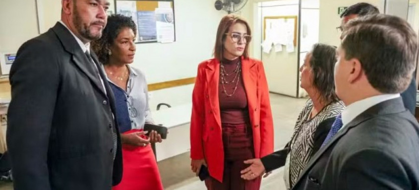 Carolina Miraglia (ao centro) preside comissão da OAB-RJ