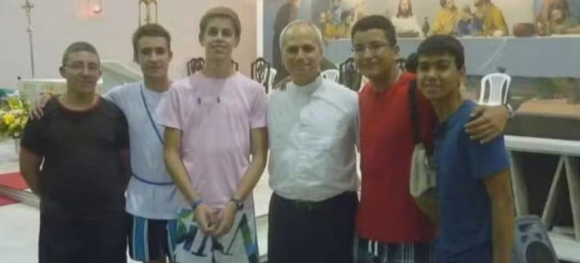 Papa Leão XIV com jovens em paróquia no Engenho Novo, na Zona Norte do Rio de Janeiro - Foto: Reprodução/ TV Globo Papa Leão XIV com jovens em paróquia no Engenho Novo, na Zona Norte do Rio de Janeiro