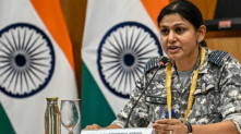 A comandante da Força Aérea Indiana, Vyomika Singh, durante uma coletiva de imprensa em Nova Délhi após cessar-fogo
Arun SANKAR/AFP