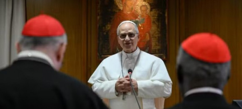 Leão XIV no encontro com cardeais em que falou sobre a escolha de seu nome papal.
- Foto: Vaticano/divulgação Leão XIV no encontro com cardeais em que falou sobre a escolha de seu nome papal.