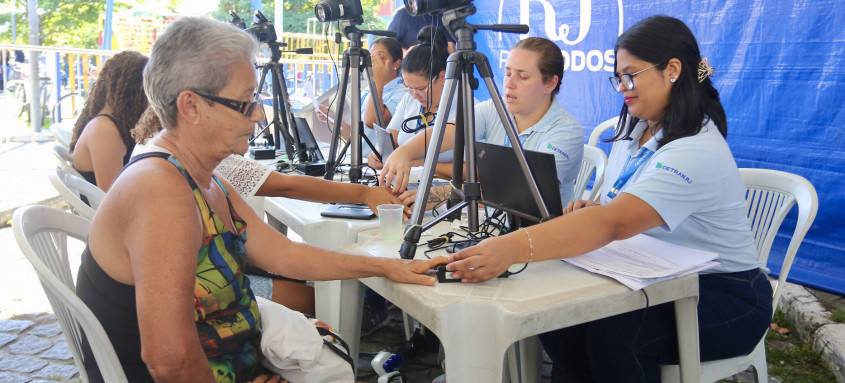 Ação social em Piabetá contou com serviços do Estado, como emissão emissão de documentos, balcão de empregos, isenção de certidões, entre outros. - Foto: Eliane Carvalho. Ação social em Piabetá contou com serviços do Estado, como emissão emissão de documentos, balcão de empregos, isenção de certidões, entre outros.