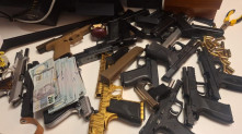 Policiais Civis cumprem cumprir 22 mandados de prisão e 39 de busca e apreensão nos municípios do Rio, Maricá e Resende, além de endereços em São Paulo, Mato Grosso e Rondônia.
Divulgação/PCERJ