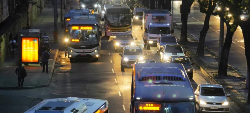 Ônibus em via do Rio de Janeiro


