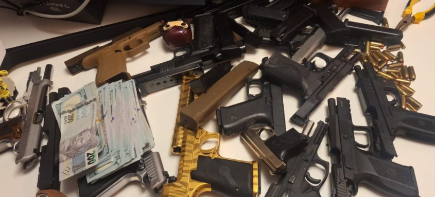 Policiais Civis cumprem cumprir 22 mandados de prisão e 39 de busca e apreensão nos municípios do Rio, Maricá e Resende, além de endereços em São Paulo, Mato Grosso e Rondônia.
- Foto: Divulgação/PCERJ Policiais Civis cumprem cumprir 22 mandados de prisão e 39 de busca e apreensão nos municípios do Rio, Maricá e Resende, além de endereços em São Paulo, Mato Grosso e Rondônia.