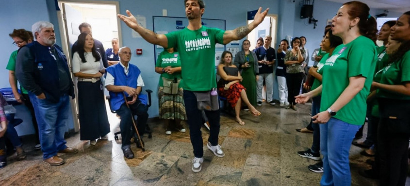 A maternidade recebeu a visita do grupo Cantareiros, um coral que leva música, empatia e solidariedade para pacientes . - Foto: Edu Kapps/SMS A maternidade recebeu a visita do grupo Cantareiros, um coral que leva música, empatia e solidariedade para pacientes .