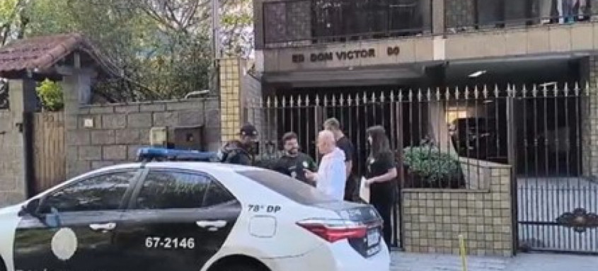 Policiais civis da 78ª DP (Fonseca) estiveram na residência do médico no bairro de Camboinhas, Região Oceânica de Niterói.