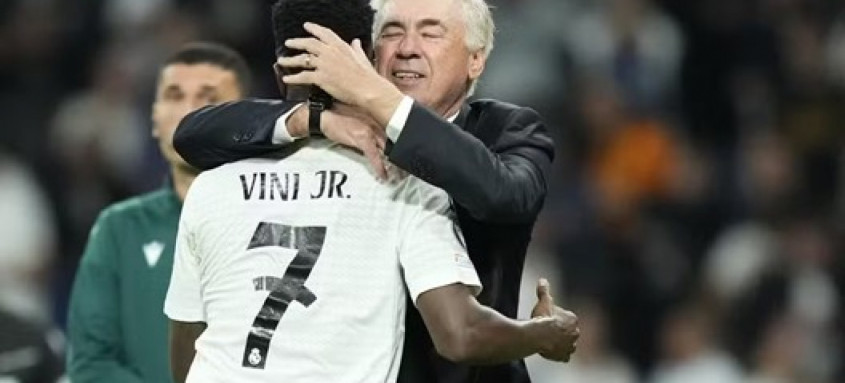 Longo abraço de Ancelotti em Vini Jr chamou a atenção na goleada sobre o Borussia Dortmund. 