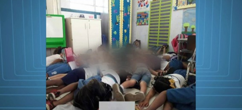 Alunos de escola na Maré se deitam no chão para se proteger de tiros