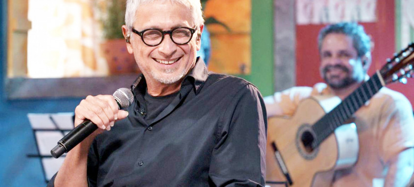 O cantor e compositor Zé Renato é o convidado da apresentadora Teresa Cristina no Samba na Gamboa em tributo ao bamba Zé Keti (1921-1999) que vai ao ar na TV Brasil. - Foto: TV Brasil O cantor e compositor Zé Renato é o convidado da apresentadora Teresa Cristina no Samba na Gamboa em tributo ao bamba Zé Keti (1921-1999) que vai ao ar na TV Brasil.