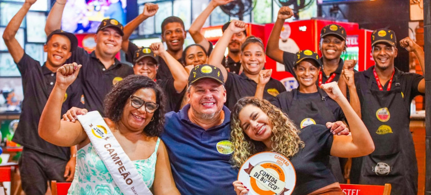 Serjão e Jéssica do Nosso Canto com o secretário Tião Pinheiro (Cultura e Turismo) durante a visita ao restaurante bicampeão do concurso. - Foto: Gilberto Rocha Serjão e Jéssica do Nosso Canto com o secretário Tião Pinheiro (Cultura e Turismo) durante a visita ao restaurante bicampeão do concurso.