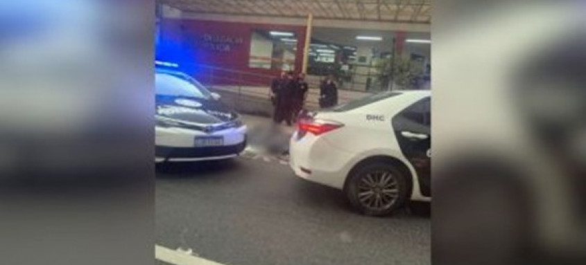 Corpos foram abandonados em frente à delegacia no Méier, na zona norte do Rio.