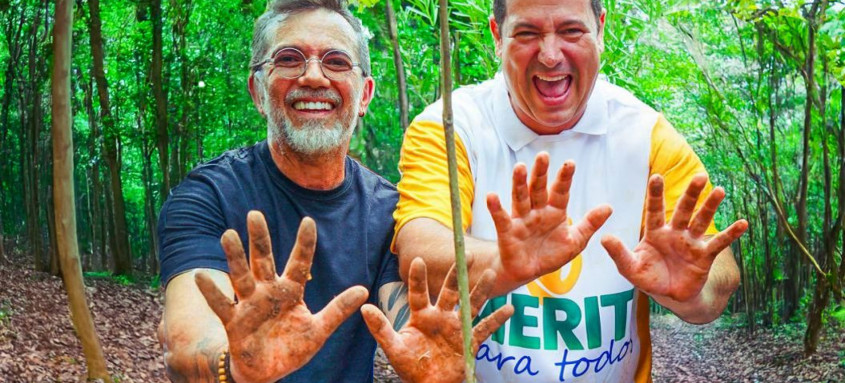 O Secretário de Ambiente, Mudanças do Clima e Bem-Estar Aninal, Antônio Marcos Barreto ao lado do Prefeito Léo Viera plantando uma muda de ipê rosa durante o Meriti Para Todos. - Foto: Gilberto Rocha O Secretário de Ambiente, Mudanças do Clima e Bem-Estar Aninal, Antônio Marcos Barreto ao lado do Prefeito Léo Viera plantando uma muda de ipê rosa durante o Meriti Para Todos.