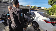 Policiais Civis cumprem mandados de busca e apreensão nos estados do Rio de Janeiro e de São Paulo, em operação contra lavagem de dinheiro. Divulgação PCERJ