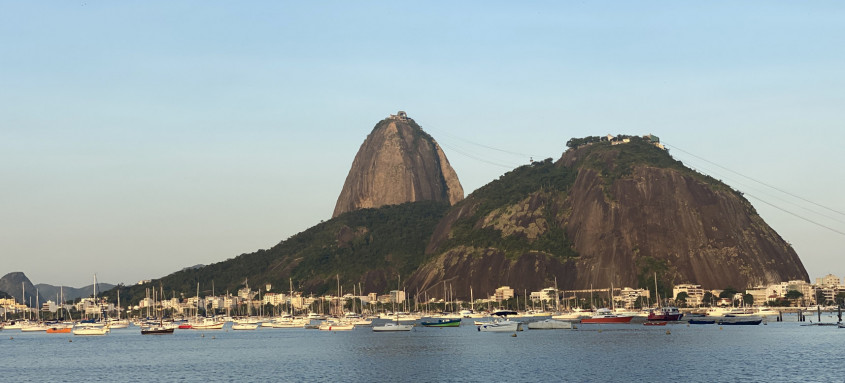 Nos últimos anos, a Baía de Guanabara deixou de receber cerca de cinco bilhões de litros de esgoto não tratado por mês. - Foto: Divulgação Gov RJ Nos últimos anos, a Baía de Guanabara deixou de receber cerca de cinco bilhões de litros de esgoto não tratado por mês.