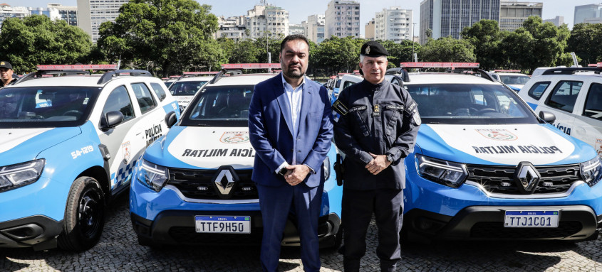 Governador Cláudio Castro e o secretário de Estado de Polícia Militar, Marcelo Menezes, durante a entrega das novas viaturas. - Foto: Ernesto Carriço
Governador Cláudio Castro e o secretário de Estado de Polícia Militar, Marcelo Menezes, durante a entrega das novas viaturas.