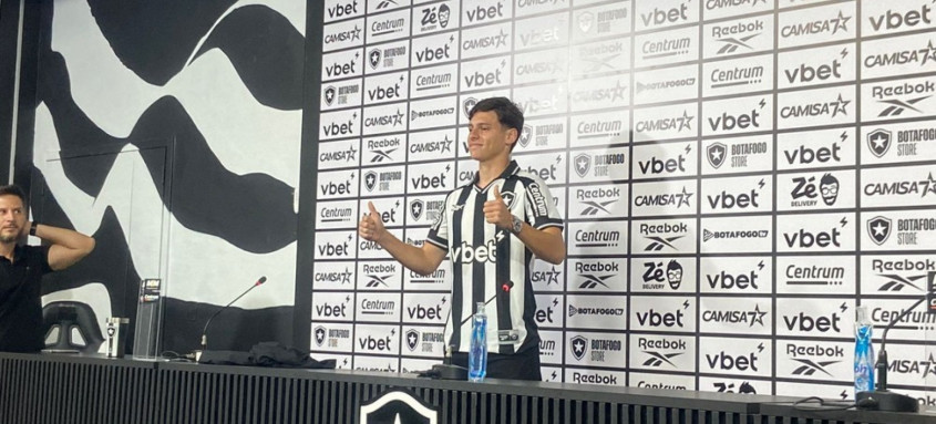 Montoro veste a camisa do Botafogo.
