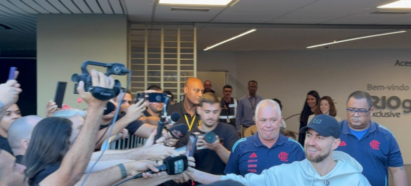 Jorginho desembarca no Rio de Janeiro para se apresentar ao Flamengo.