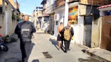 Doze criminosos foram presos e três fuzis apreendidos em operação da Polícia Civil, no Complexo de Israel, na Zona Norte do Rio. Divulgação PCERJ