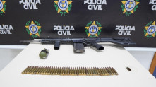 Operação tem oito fuzis, duas pistolas, granadas e coquetéis molotov, além de drogas, materiais e equipamentos para endolação apreendidos. Divulgação PCERJ