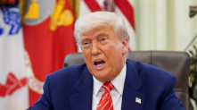 O presidente dos EUA, Donald Trump, fala durante uma coletiva de imprensa com Elon Musk (não na foto) no Salão Oval da Casa Branca, em Washington, DC, EUA, em 30 de maio de 2025. REUTERS/Nathan Howard