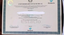 Brasília (DF), 11/06/2025 - Diploma apreendido pela Polícia Federal que deflagrou a Operação Código 451, com o objetivo de desarticular uma organização criminosa especializada na falsificação e comercialização de diplomas de ensino superior. PF/Divulgação