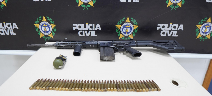 Operação tem oito fuzis, duas pistolas, granadas e coquetéis molotov, além de drogas, materiais e equipamentos para endolação apreendidos. - Foto: Divulgação PCERJ Operação tem oito fuzis, duas pistolas, granadas e coquetéis molotov, além de drogas, materiais e equipamentos para endolação apreendidos.