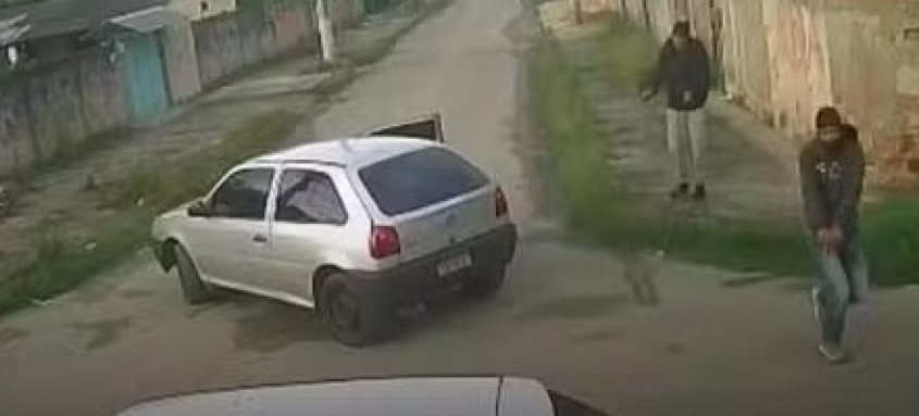 Câmera de segurança registrou o momento que o cabo Uillian foi assassinado em Guapimirim. - Foto: Reprodução Câmera de segurança registrou o momento que o cabo Uillian foi assassinado em Guapimirim.