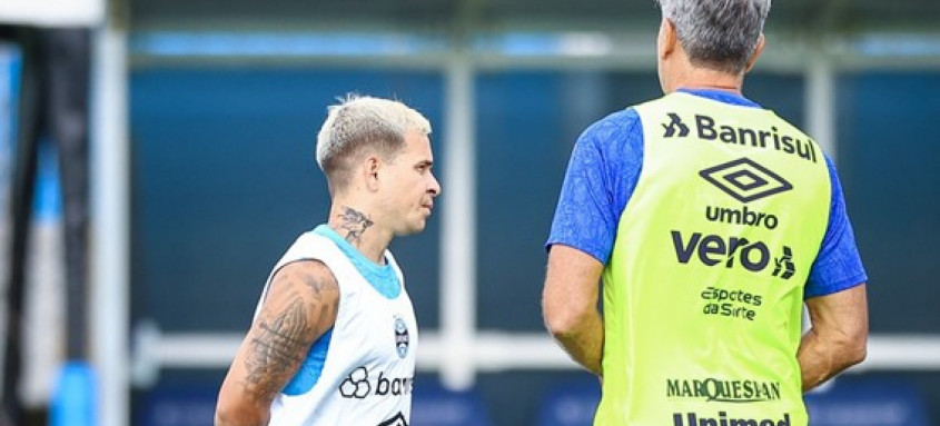 Soteldo e Renato conversam no gramado do CT Luiz Carvalho.