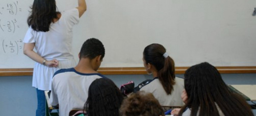 Mais de 9 mil docentes já foram beneficiados pela migração da carga horária desde o início do processo, sendo 4.154 somente em 2025. - Foto: Divulgação Gov RJ Mais de 9 mil docentes já foram beneficiados pela migração da carga horária desde o início do processo, sendo 4.154 somente em 2025.