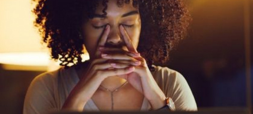 Profissionais da geração Z e Millennials são os que tiveram maior crescimento no uso de medicamentos para saúde mental. - Foto: LaylaBird/GettyImages Profissionais da geração Z e Millennials são os que tiveram maior crescimento no uso de medicamentos para saúde mental.