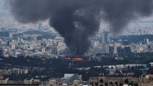 Fumaça sobe após ataque israelense a um prédio usado pela Rede de Notícias da República Islâmica do Irã, parte da emissora de TV estatal do Irã, em 16 de junho de 2025 em Teerã, Irã. Stringer/Getty Images