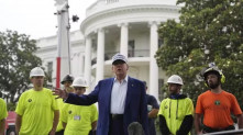 O presidente dos EUA, Donald Trump, fala a repórteres na entrada da Casa Branca, em 18 de junho de 2025. Evan Vucci/ AP