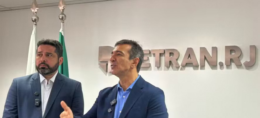 O presidente nacional dos Correios, Fabiano Silva dos Santos (à esquerda), e o presidente do Detran-RJ, Vinicius Farah (à direita), anunciam entrega gratuita de documentos - Foto: Rafael Alves / CBN O presidente nacional dos Correios, Fabiano Silva dos Santos (à esquerda), e o presidente do Detran-RJ, Vinicius Farah (à direita), anunciam entrega gratuita de documentos
