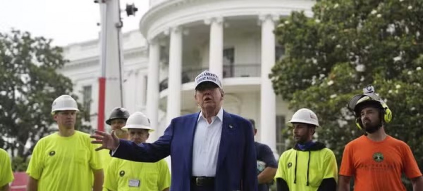 O presidente dos EUA, Donald Trump, fala a repórteres na entrada da Casa Branca, em 18 de junho de 2025. - Foto: Evan Vucci/ AP O presidente dos EUA, Donald Trump, fala a repórteres na entrada da Casa Branca, em 18 de junho de 2025.