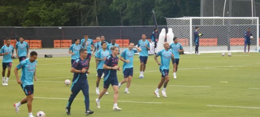 Filipe Luís realiza atividade junto aos jogadores.