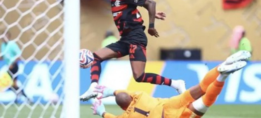 Danilo (esq.) e Bruno Henrique iniciaram virada do Flamengo contra o Chelsea. - Foto: Gilvan de Souza/Flamengo Danilo (esq.) e Bruno Henrique iniciaram virada do Flamengo contra o Chelsea.