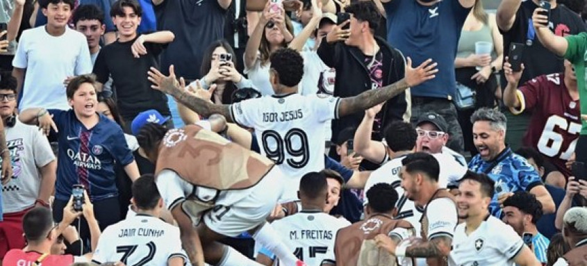 Botafogo vence o PSG com gol de Igor Jesus no primeiro tempo.