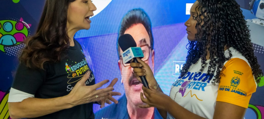 Estudantes da rede estadual que participam da edição deste ano do Programa Jovem Repórter, do Governo do Estado, fazem a cobertura jornalística da Bienal do Livro. - Foto: Divulgação Seeduc Estudantes da rede estadual que participam da edição deste ano do Programa Jovem Repórter, do Governo do Estado, fazem a cobertura jornalística da Bienal do Livro.